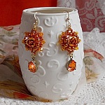 BO Lady in Orange brod&eacute;es avec des cabochons en forme de rose orn&eacute;s de perles rondes nacr&eacute;es, rocailles &agrave; laquelle s'ajoute des poires en Cristal de Swarovski. Mont&eacute;es sur des crochets Gold Filled  